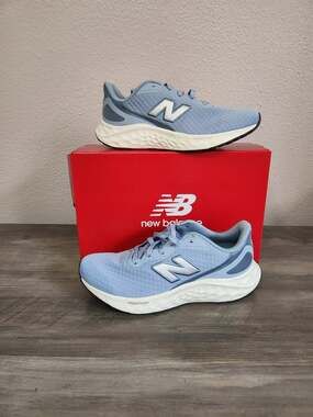 NIB Women's New Balance Fresh Foam Arishi v4 Size 9 Grey/Blue